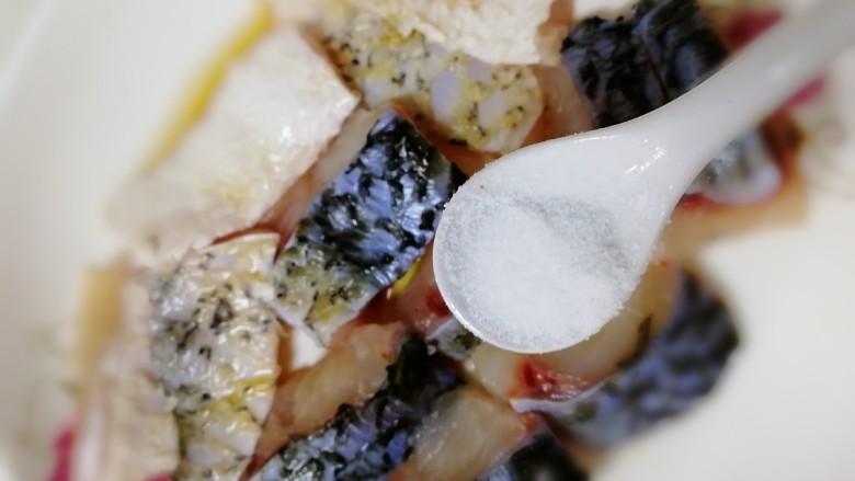 清蒸草鱼,洒半小勺盐，腌制几分，先入下味。