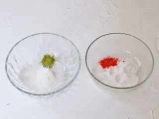 彩色豆沙冰皮月饼,冰皮月饼预拌粉分成两份，一份加入抹茶粉，一份加入草莓粉