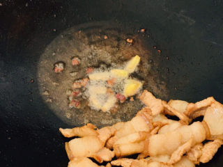 腐竹炒木耳,把肉炒香，冒出多余的油，肉片放一边，然后放花椒，姜爆香～