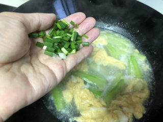 丝瓜蛋汤,加适量盐，放葱花。