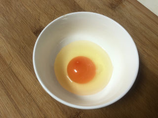 丝瓜蛋汤,打开一个鸡蛋