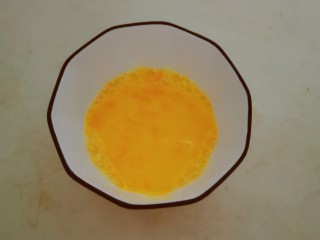 丝瓜蛋汤,鸡蛋敲入碗中 打散
