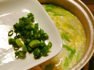 丝瓜蛋汤,放入香葱绿色部分