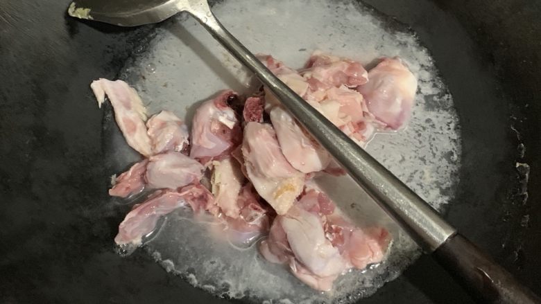葱香鸡肉,放入鸡肉和淹没过鸡肉的水。