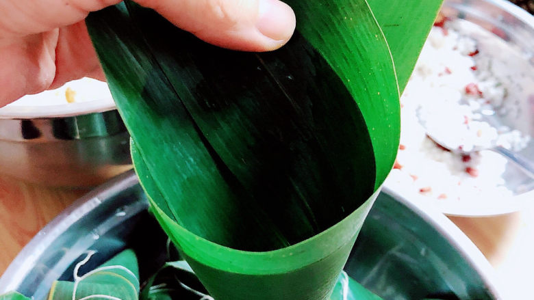 红豆粽子,卷起成一个漏斗形状。
