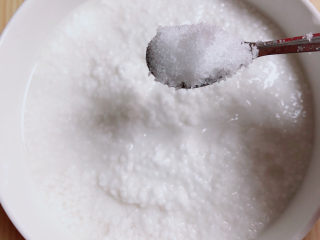 水晶粽子,拌入白糖。