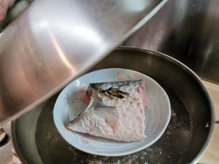 清蒸草鱼,锅烧开水，放鱼进去，大火加盖隔水蒸7-10分钟，500克鱼大约蒸8分钟。（如果不确实鱼熟透没有，用筷子在肉厚的地方插一下，能插进去就是熟了。）