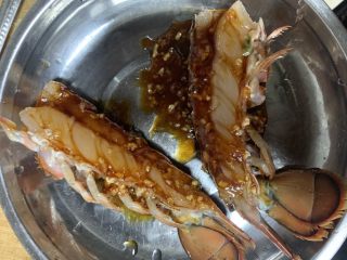 鲜美的蒸龙虾,抹酱料腌制一会