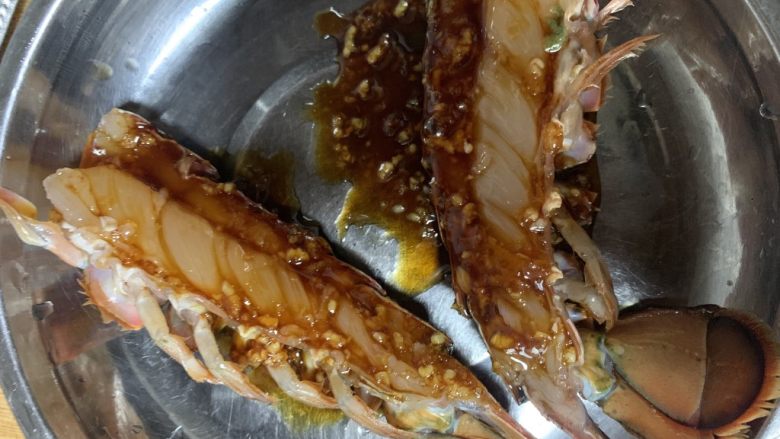 鲜美的蒸龙虾,抹酱料腌制一会