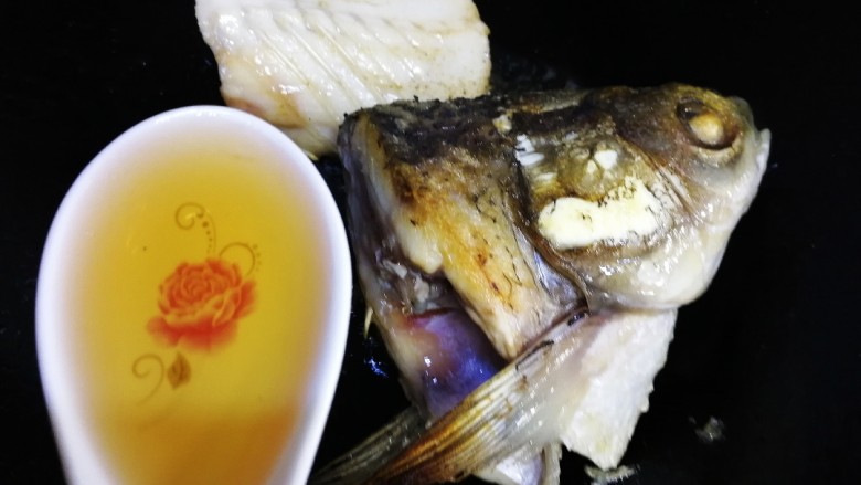 鱼头豆腐汤,一勺料酒烹香。