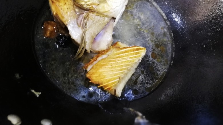 鱼头豆腐汤,加适量开水。