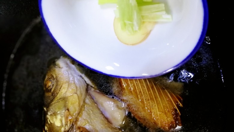 鱼头豆腐汤,放入姜和葱。