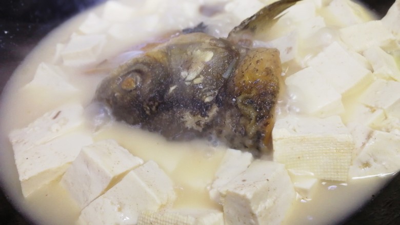 鱼头豆腐汤,文火炖15分钟，炖出奶白的汤即可。
