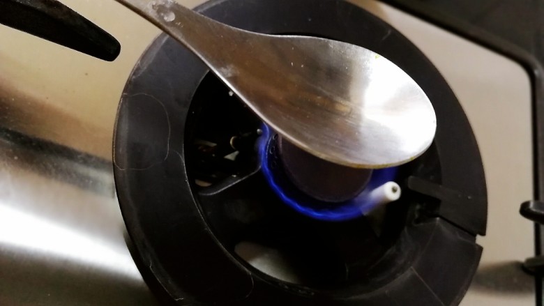 南瓜布丁,蒸好的布丁晾凉，上面洒一点白糖，一把不锈钢勺子小火上加热30秒。