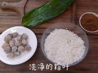 香甜的红糖蜜枣粽,准备好糯米、蜜枣、红糖和粽子叶。
