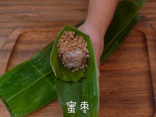 香甜的红糖蜜枣粽,底部装入糯米，放上蜜枣