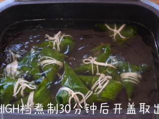 香甜的红糖蜜枣粽,用棉线绑紧，放入美食锅中，盖上上盖，最高温煮30分钟取出即可享用。