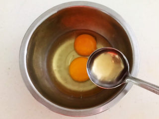 丝瓜蛋汤,鸡蛋打入碗中，加入料酒