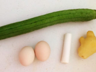 丝瓜蛋汤,准备食材：丝瓜，土鸡蛋，大葱，鲜姜