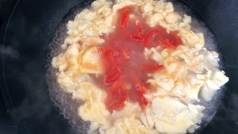 番茄鸡蛋面,倒入番茄，滚开后稍微煮一分钟