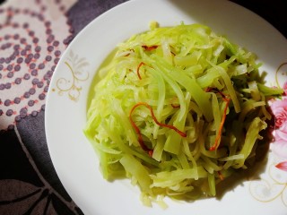 清炒莴笋丝,适合夏季的脆爽清淡小菜。