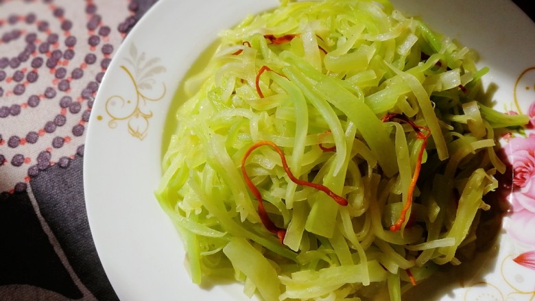 清炒莴笋丝,适合夏季的脆爽清淡小菜。