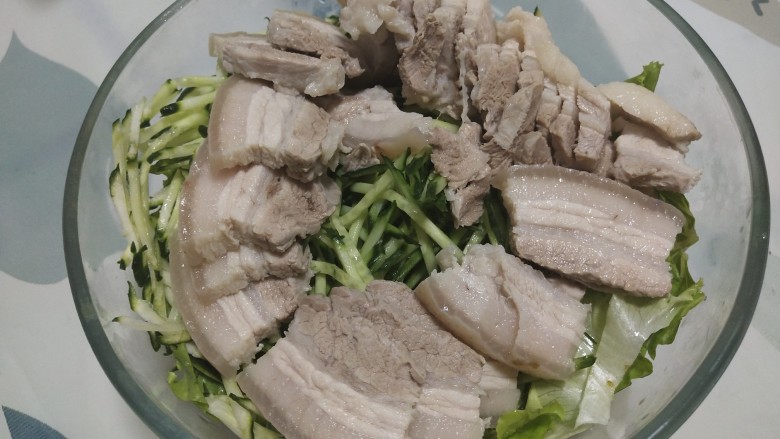 夏季冷吃荤菜—蒜泥白肉,把肉，生菜，黄瓜放在一个大碗里，碗尽量大一些方便搅拌