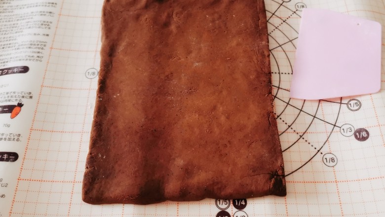 豆根糖,移至面板  擀成大片 厚度约8-10毫米