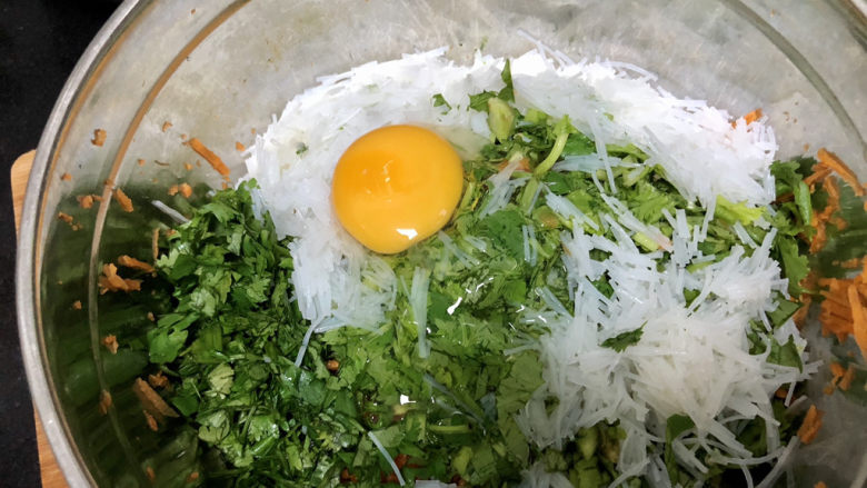 炸胡萝卜丸子➕ 红饭青蔬美莫加,打入一个鸡蛋
