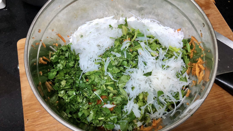 炸胡萝卜丸子➕ 红饭青蔬美莫加,拿一个深盆加入食材，方便搅拌