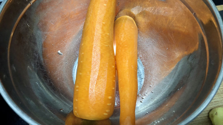 炸胡萝卜丸子➕ 红饭青蔬美莫加,胡萝卜削皮洗净
