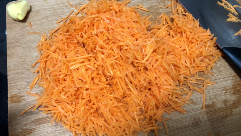 炸胡萝卜丸子➕ 红饭青蔬美莫加,用刀粗斩几下