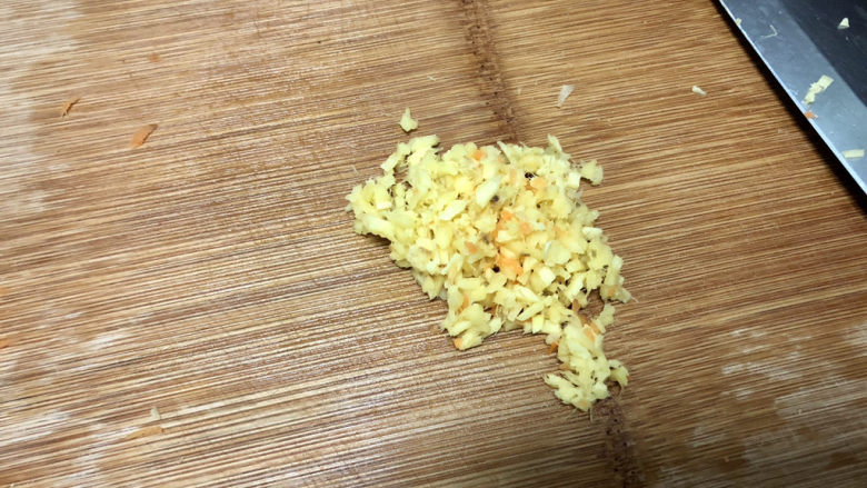 炸胡萝卜丸子➕ 红饭青蔬美莫加,改刀：姜切末