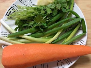炸胡萝卜丸子,准备好小葱、姜、香菜、胡萝卜。