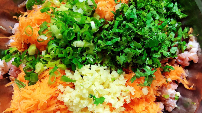 炸胡萝卜丸子,将葱姜、香菜切末放入盆中。