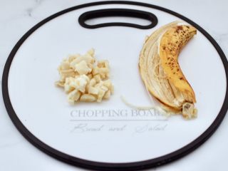 快手奶酪酸奶樱桃蛋挞,把香蕉去皮后，用刀切成小丁。