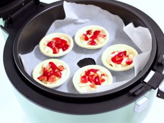 快手奶酪酸奶樱桃蛋挞,把炸篮放入空气炸锅中。