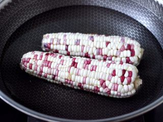 风味烤玉米,锅中倒入适量的清水，放入玉米。