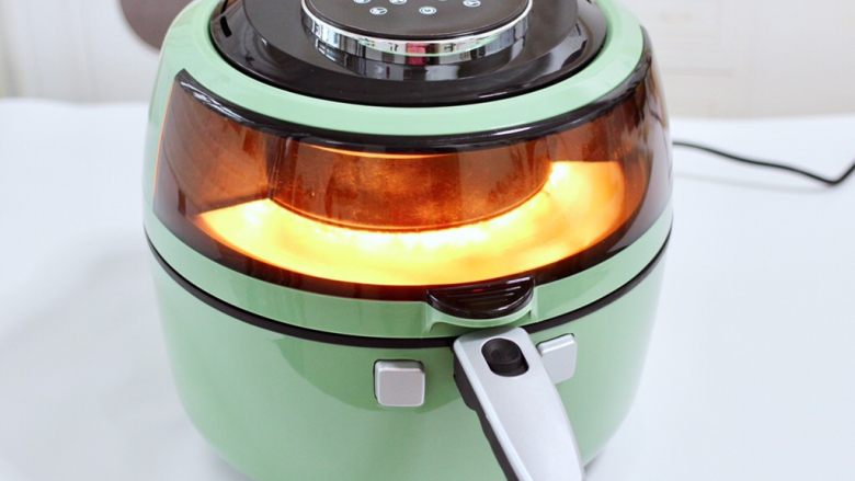 风味烤玉米,启动炸锅的一键式操作，200度烤15分钟。