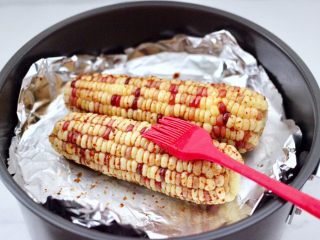 风味烤玉米,再抹上一层调制好的调料。