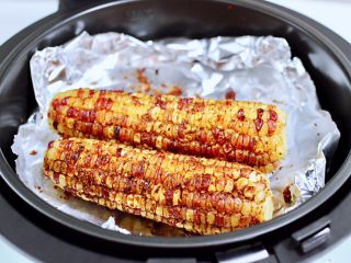 风味烤玉米,香糯可口又好吃的风味玉米就出锅咯。