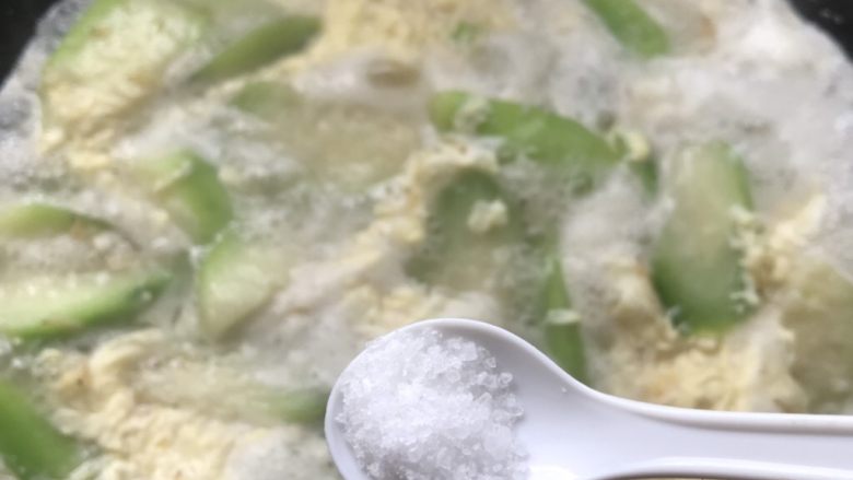 丝瓜蛋汤,加入适量的盐。