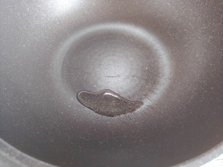 丝瓜蛋汤,炒锅搁置炉火上，入少许食用油