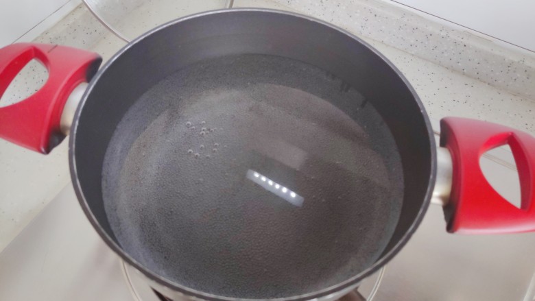 丝瓜蛋汤,汤锅内煮适量清水