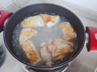丝瓜蛋汤,煮至汤稍稍变成白色，约摸4.5分钟左右