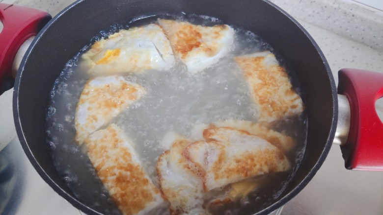 丝瓜蛋汤,煮至汤稍稍变成白色，约摸4.5分钟左右