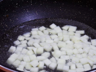 番茄土豆丁,锅中注入清水烧开，放入土豆丁，煮2分钟左右捞出控干水分备用