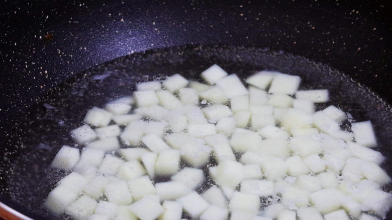 番茄土豆丁,锅中注入清水烧开，放入土豆丁，煮2分钟左右捞出控干水分备用