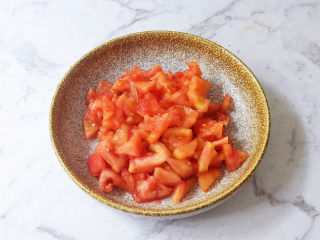 番茄土豆丁,番茄洗净底部切十字，放入开水中焯烫，烫至皮翘取出去皮，然后切成小块备用
