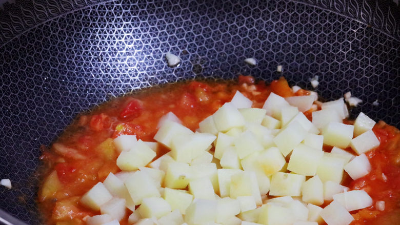 番茄土豆丁,加入土豆